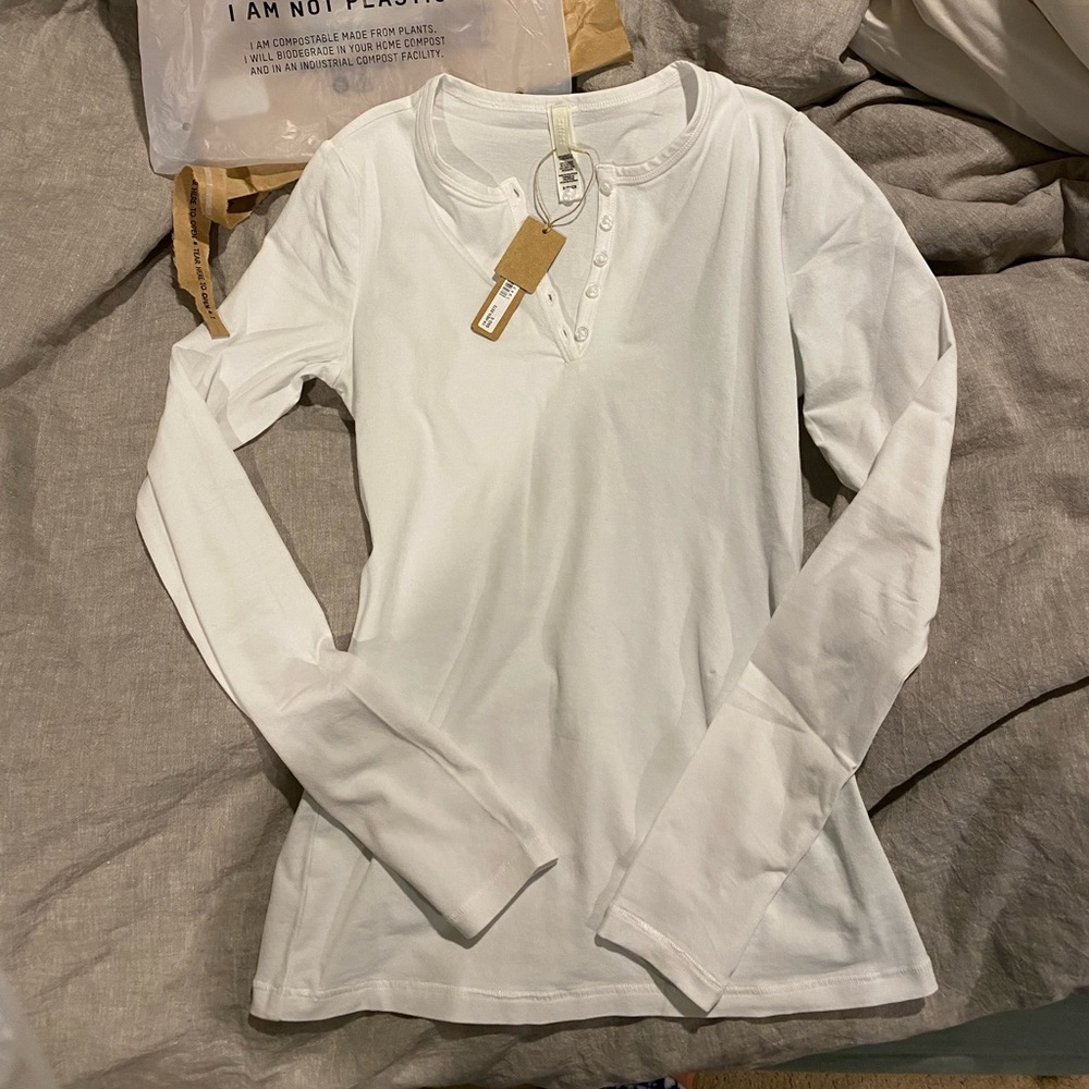 SKIMS NEW VINTAGE LONG SLEEVE HENLEY shirt
Size: small
BRAND NEW WITH TAGS